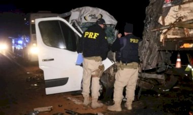 ACIDENTE COM VAN DE  PROFESSORES MATA SETE NA BR-376