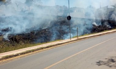 JAPIRA : Irresponsáveis colocam fogo em terreno e assustam moradores em Japira