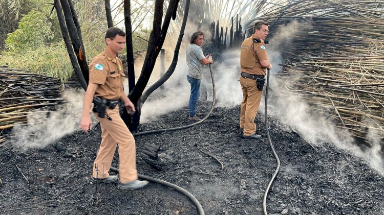 CONSELHEIRO MAIRINCK : INCÊNDIO no bairro DER é contido com a ajuda de Policiais.