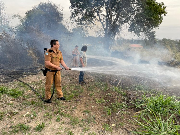 CONSELHEIRO MAIRINCK : INCÊNDIO no bairro DER é contido com a ajuda de Policiais.