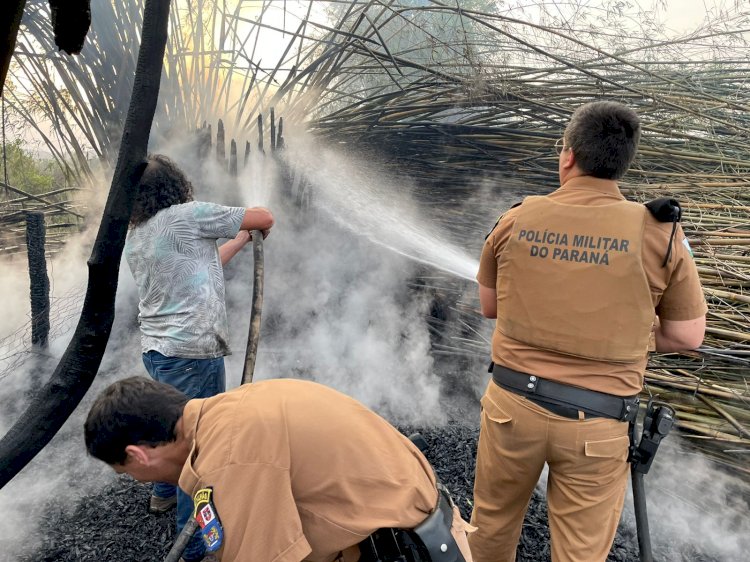 CONSELHEIRO MAIRINCK : INCÊNDIO no bairro DER é contido com a ajuda de Policiais.