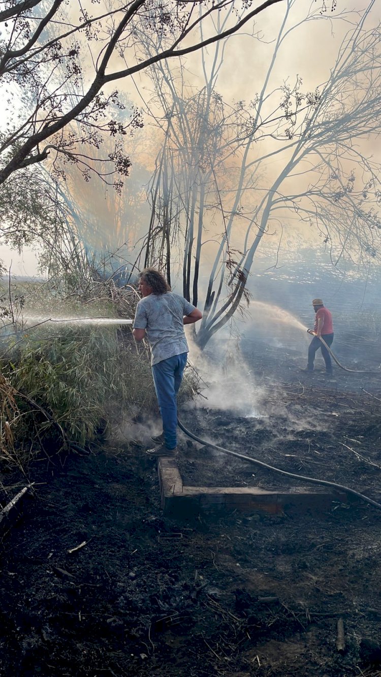 CONSELHEIRO MAIRINCK : INCÊNDIO no bairro DER é contido com a ajuda de Policiais.